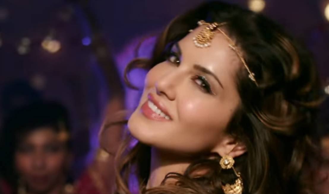 ट्रेलर के आखिर में सनी लियोनी को भी जगह दी गई है।