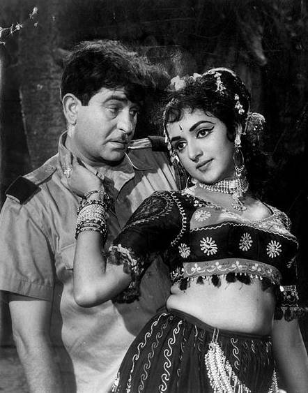 राज कपूर ने अपने बैनर आरके फिल्म्स की शुरुआत 1948 में की थी। उनके बैनर तले बनी पहली फिल्म थी आग। इस फिल्म में उन्होंने एक्टिंग भी की थी और हीरोइन थी उनकी पसंदीदा एक्ट्रेस में से एक नरगिस।