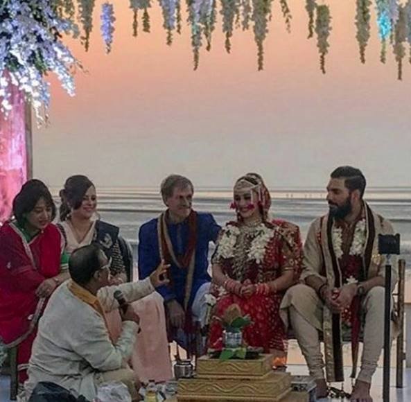 गोवा में शादी की रस्में दिन के समय निभाई गईं।