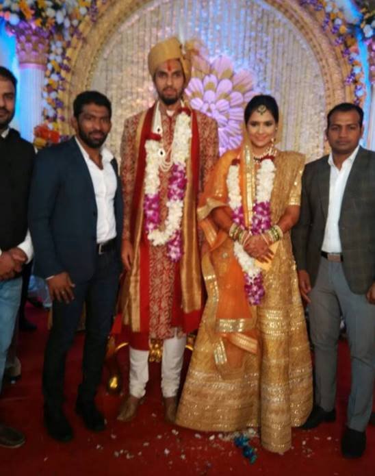योगेश्वर दत्त ने भी वहां पहुंचकर न्यूली वेड कपल को बधाई दी।