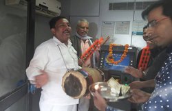 घंटों से ATM की लाइन में खड़े लोगों ने निकाला अनोखा आइडिया, धूप और दिये से उतारी मशीन की आरती, बजाई ढोलक