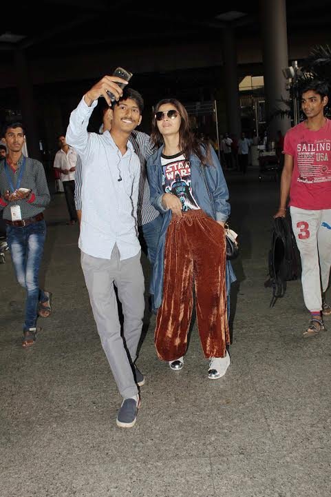 जब फैन को सेल्फी लेने का मौका मिला तो आलिया ने भी बिना कोई परेशानी जताए तस्वीर खिंचवाई।