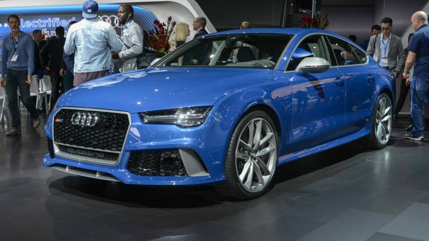 2. Audi RS7 Sportback Performance:ऑडी आरएस7 स्पोर्ट्सबैक परफॉर्मेंस की कीमत 1.59 करोड़ रुपए है। भारत में इसे सीधे इंपोर्ट करके बेचा जाएगा। कार में 4.0 लीटर का टीएफएसआई बाई-टर्बो वी8 इंजन लगा है। इसकी पावर 605 एचपी और टॉर्क 750 एनएम है। पावरफुल आर7 का इंजन 8-स्पीड टिपट्रॉनिक ऑटोमैटिक गियरबॉक्स से जुड़ा है। आर7 परफॉर्मेंस की टॉप स्पीड 305 किलोमीटर प्रति घंटा है। 0 से 100 किलोमीटर प्रति घंटे की रफ्तार पाने में इसे 3.7 सेकंड का समय लगता है।