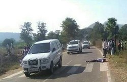 सड़क पर शख्स को तड़पता छोड़ गया मंत्री का काफिला, हुई मौत, पूछने पर कहा- मैं जल्दी में था