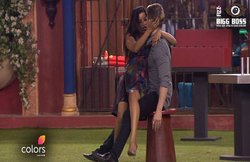 बिग बॉस 10: मोना ने जेसन की गोद में बैठकर किया डांस, मनवीर ने लोपा को किया प्रपोज