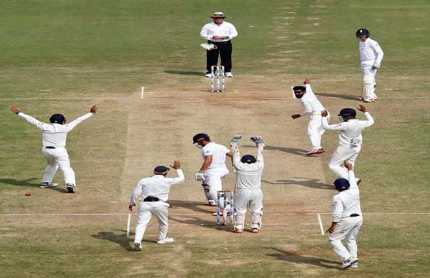 चेन्नई टेस्ट के अंतिम दिन पहले सत्र में भारत के कप्तान विराट कोहली ने इंग्लिश बल्लेबाजों पर दबाव बनाने के लिए आक्रामक फील्डिंग लगाई। रवींद्र जडेजा की गेंद पर आउट की अपील करते भारतीय खिलाड़ी।