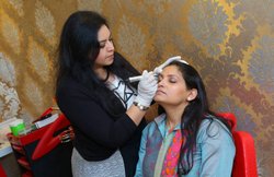 पर्मानेंट मेकअप के जरिए कैंसर पेशेंट्स के जीवन में खुशियों का रंग भर रही है यह महिला