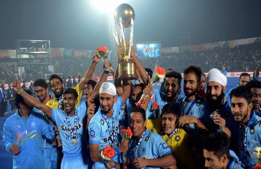 (पंद्रह साल बाद बेल्जियम को फाइनल में हराकर भारत ने जूनियर हॉकी विश्व कप का खिताब जीत लिया। विजेता ट्रॉफी के साथ भारतीय टीम।)