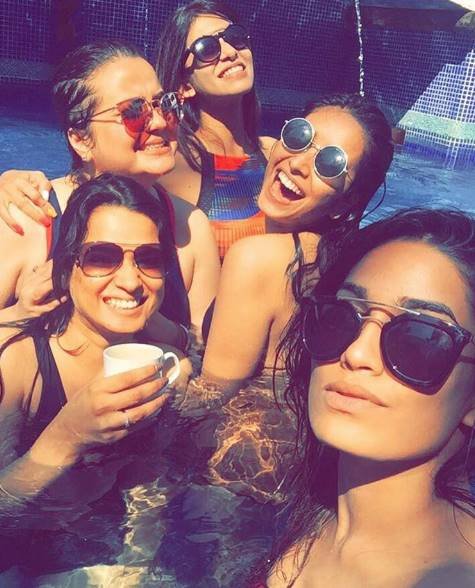 टीवी एक्ट्रेस किश्वर मर्चेंट जल्द अपने बॉय फ्रेंड सुयश राय से शादी करने जा रही हैं। इससे पहले वो खूब मस्ती कर रही हैं। किश्वर अपनी बेस्ट फ्रेंड्स के साथ बैचलर पार्टी के लिए गोवा गई थीं।