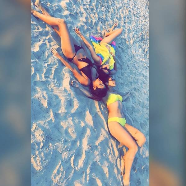 बीच पर रिलैक्स करती ऑल गर्ल्ज पार्टी।