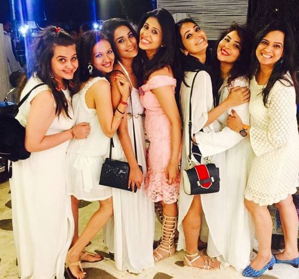 किश्वर की शादी 16 दिसंबर को होने वाली है। ऐसे में किश्वर अपना सिंगल वुमेन वाला टाइम अपनी फ्रेंड्स के साथ बिताना चाहती हैं। उनकी मस्ती की झलक उनके इंस्टाग्राम अकाउंट पर मिल रही है।