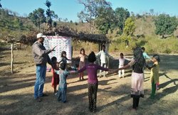 छप्पर तले चल रहा प्राइमरी स्कूल, टीचर खुद लाता है ब्लैकबोर्ड, कुर्सी और जरूरी सामान