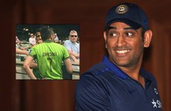 ऑस्‍ट्रेलिया-पाकिस्‍तान के मैच में पाकिस्‍तानी फैन ने पहनी एमएस धोनी के नाम की जर्सी