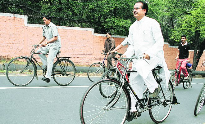 साइकिल पर सीएम शिवराज सिंह चौहान