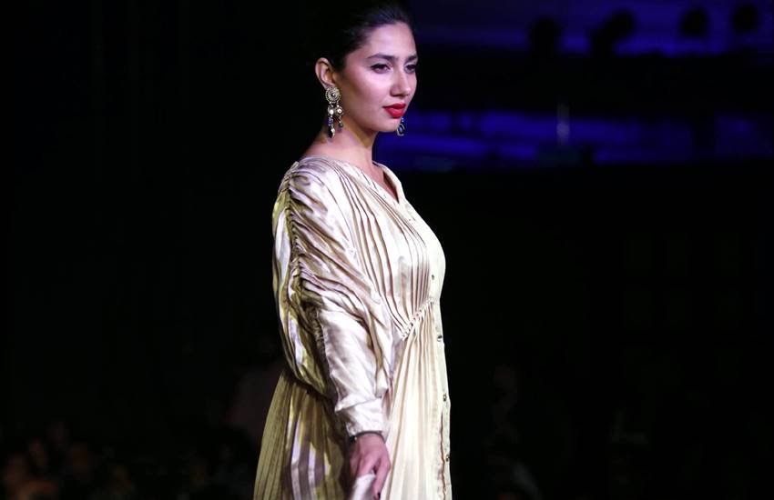 Mahira Khan, Raees, Raees Actress, Mahira Khan Film, Mahira Khan Video, Mahira Khan Exposed, mahira Khan On India, mahira Khan Bollywood, Raees Trailer, shah Rukh Khan, Pakistani Artists, Entertainment, Mahira Khan Viral video, India, Jansatta