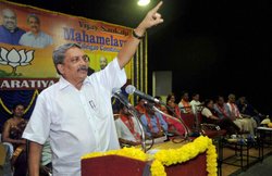 रक्षा मंत्री मनोहर पर्रिकर ने कहा- नोटबंदी की वजह से यूपी चुनाव में हो रहा है महागठबंधन