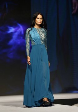 आधी दुनिया- चमकती जिंदगी का अंधेरा