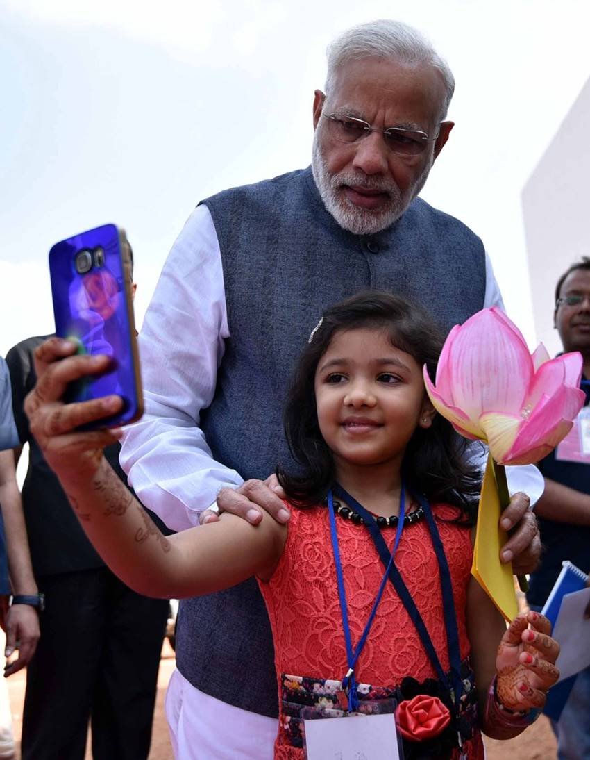 Narendra Modi, Narendra Modi 2016, Modi In 2016, Modi In 2016 Pics, Narendra Modi YearEnder 2016, Narendra Modi Foreign Trips, Modi In US, World, India, Jansatta