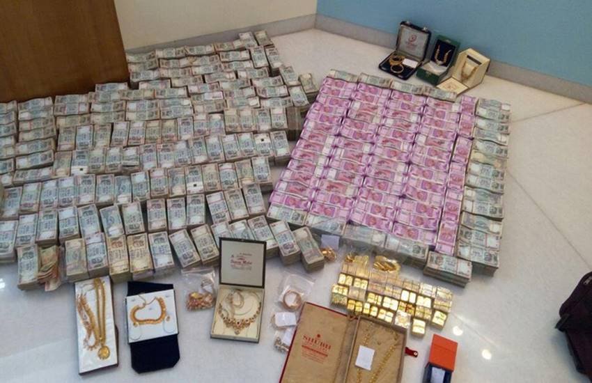 कर्नाटक में बरामद किया गया सोना-चांदी और कैश। (Photo: PTI) कर्नाटक में बरामद किया गया सोना-चांदी और कैश। (Photo: PTI)