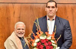 ग्रेट खली के साथ पीएम मोदी की तस्वीर हुई वायरल, कैप्शन पढ़कर नहीं रोक पाएंगे हंसी