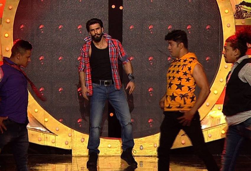 ranveer singh, ranveer singh dance video, ranveer singh bigg boss dance, vaani kapoor, vaani kapoor in bigg boss 10, befikre, befikre promotion, bigg boss 10 vaani ranveer singh, bigg boss salman khan and ranveer singh, salman khan, weekend ka vaar, bigg boss 10 ranveer singh episode, bigg boss episode, vaani kapoor bigg boss episode, entertainment news in hindi, bollywood news in hindi