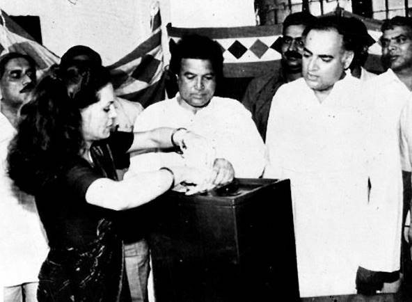 कांग्रेस अध्यक्षा सोनिया गांधी का असली नाम सोनिया नहीं बल्कि एन्टोनिया एद्विग अल्बीना मैनो है।