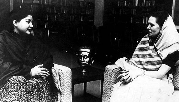 साल 1964 में जिस वक्त सोनिया कैंब्रिज में अंग्रेजी की पढ़ाई कर रही थीं। उस वक्त पॉकेट मनी के लिए वह वैर्सिटी रेस्त्रां में बतौर वेट्रेस काम किया करती थीं।