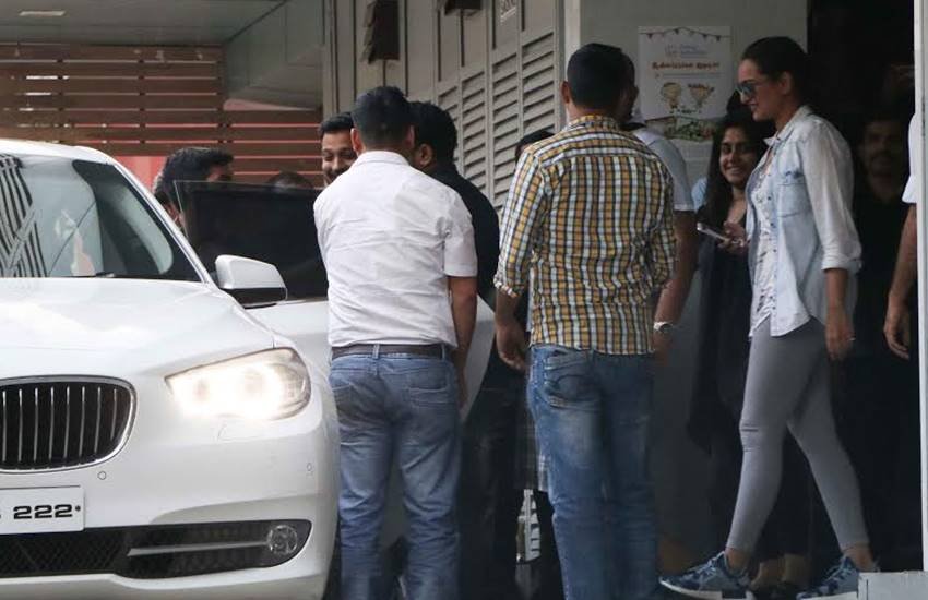 Sonakshi Sinha, Shraddha Kapoor, Bandra, Photos, Pics, Hot Photos, Shooting, Okay Jaanu, Akira, Noor, Aditya Roy Kapoor, Journalist, Bollywood news in hindi, Entertainment news in hindi