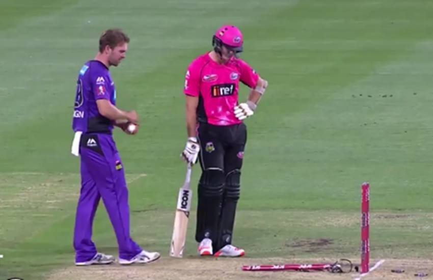 Big Bash League, Australian Big Bash Legue, Sydney Sixers vs Hobart Hurricane, Shaun Tait Bowling, Shaun Tait Yorker Breaks Simon Billings Middle Stump, Fast Bowling By Shaun Tait, Shaun Tait Deadly Yorker, Cricket News, Sports News