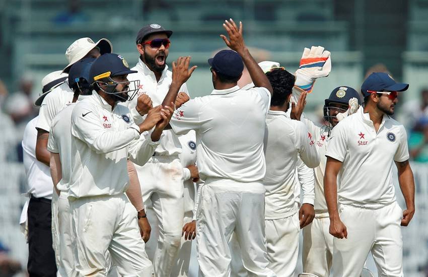 इंग्लैंड का विकेट गिरने पर खुशी मनाते भारतीय कप्तान विराट कोहली और अन्य प्लेयर्स।