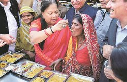 वसुंधरा राजे ने शुरू की अन्नपूर्णा रसोई, 5 रुपए में नाश्ता और 8 रुपए में खाना खिलाने का वादा