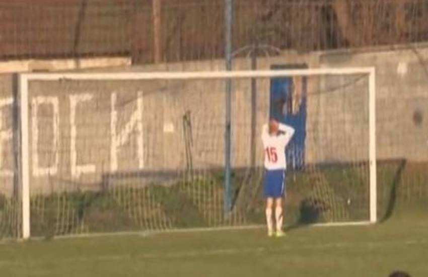 सर्बियन फोर्थ डिविजन फुटबॉल मैच के दौरान गोलपोस्ट खाली होने के बावजूद गोल न कर पाने के बाद निराश खिलाड़ी।(Photo: YouTube Screenshot)