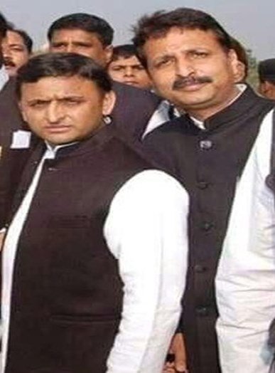 मुख्यमंत्री अखिलेश यादव के साथ चंद्रसेन टपलू