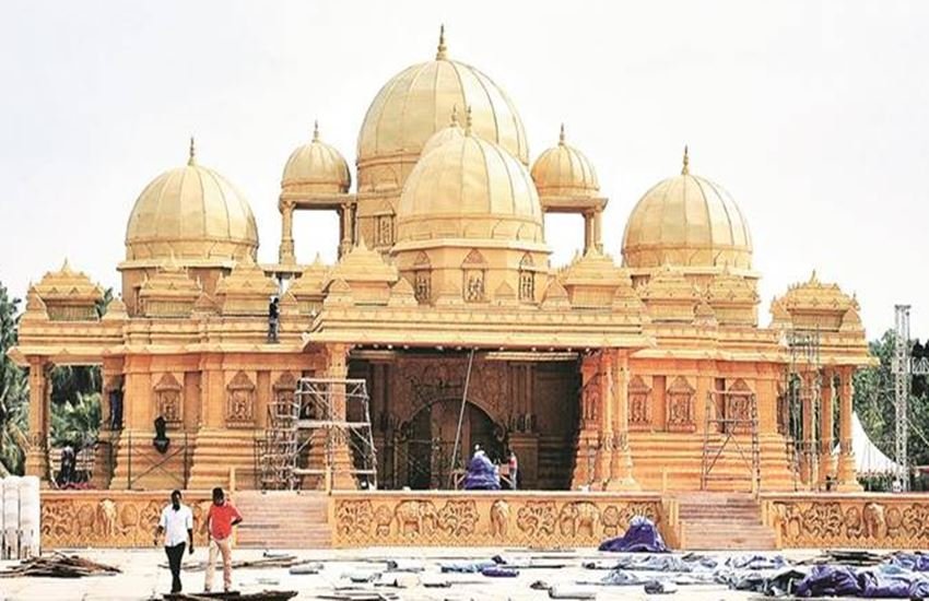 शादी का मंडप अक्षरधाम के मंदिर जैसा बनाया गया है। वहीं बाकी सारी जगह और एंट्रेंस को मैसूर पैलेस जैसा सजाया गया है। 