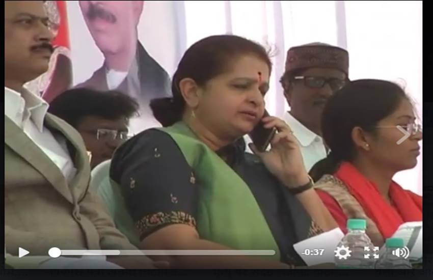 अफसरों को डांटते हुए महिला बाल विकास मंत्री अर्चना चिटनीस अफसरों को डांटते हुए महिला बाल विकास मंत्री अर्चना चिटनीस