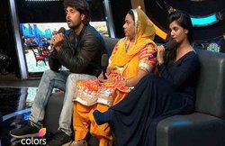 बिग बॉस 10 फुल एपिसोड: मोनालीसा के मंगेतर विक्रांत ने कहा- मोना खुद जा रही हैं मनु के करीब