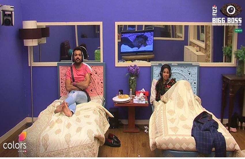 मनु पंजाबी और प्रियंका जग्गा सिक्रेट रूम से देखते हुए।