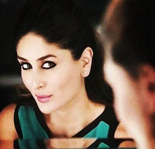 "kareena kapoor khan, kareena kapoor khan recent pic, kareena kapoor, kareena kapoor christmas, kareena kapoor christmas celebration, saif ali khan, kareena kapoor pre-christmas celebration pics, kareena kapoor baby bump, kareena, kareena malaika, entertainment news