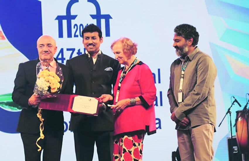 तुर्की के फिल्मकार मुस्तफा कारा ‘कोल्ड आॅफ कालंदर’ के लिए यूनेस्को गॉधी मेडल पुरस्कार लेते हुए। साथ मे हैं केंद्रीय सूचना और प्रसारण राज्यमंत्री कर्नल राज्यवर्धन सिंह राठौड़, यूनेस्को की प्रतिनिधि लोला पौगी गाजौन और एसएस राजामौली।