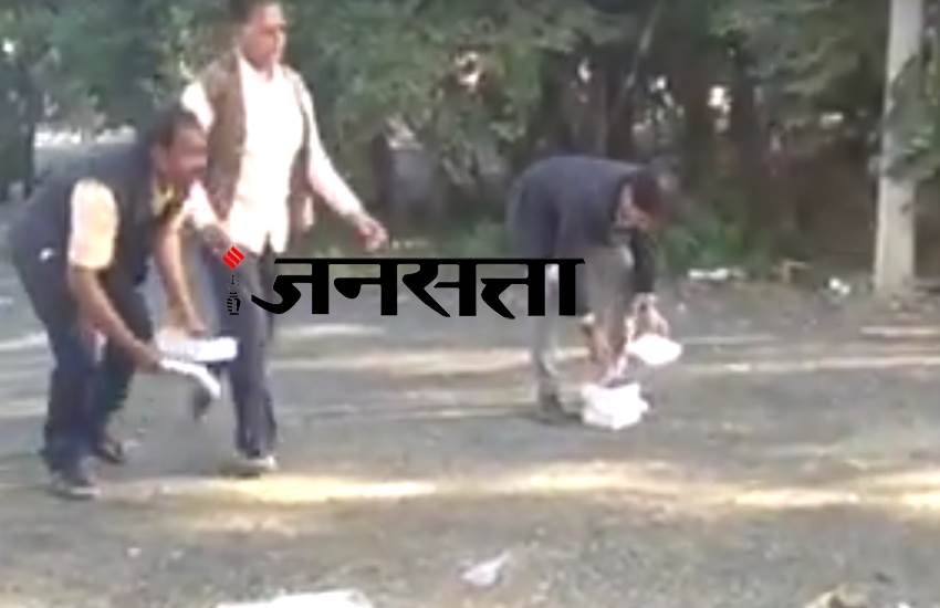 madhya pradesh news, badwani news, clean indian campaign, badwani collector, tejaswi s naik, tejaswi s nayak, collector cleans place madhya pradesh news, badwani news, clean indian campaign, badwani collector, tejaswi s naik, tejaswi s nayak, collector cleans place