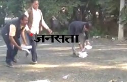 मध्य प्रदेश सरकारी कार्यक्रम के बाद कलेक्टर ने खुद उठाए खाने के जूठे पैकेट और की सफाई