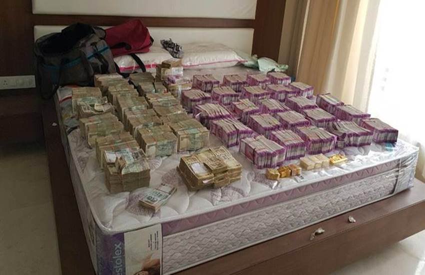 note ban, demonetisation, 500 note ban, gold seize, cash recovery, gold seizure on airport, gold on airport, cash on airport, cash seizure, CISF, CISF seize gold