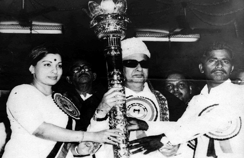 एआईएडीएमके के प्रचार विभाग की सचिव के तौर पर राज्य के सीएम एमजी रामचंद्रन (काले चश्मे में) के साथ। जयललिता (Express archive photo)