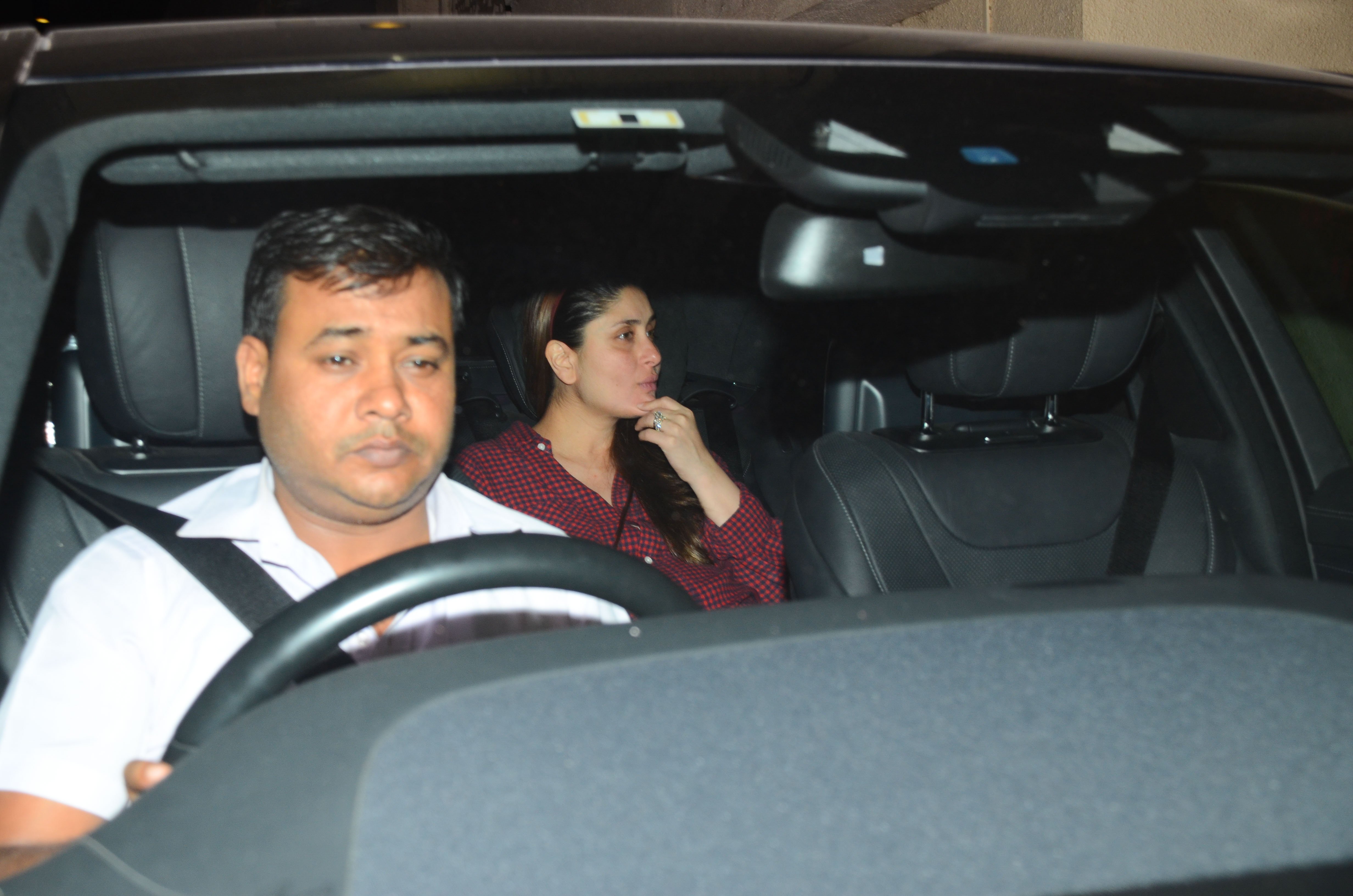 "kareena kapoor khan, kareena kapoor khan recent pic, kareena kapoor, kareena kapoor christmas, kareena kapoor christmas celebration, saif ali khan, kareena kapoor pre-christmas celebration pics, kareena kapoor baby bump, kareena, kareena malaika, entertainment news