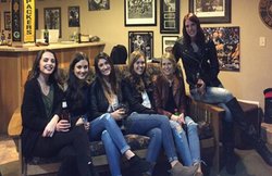 छह लड़कियों की इस फोटो ने लोगों को हैरान कर दिया, आप भी चौंक जाएंगे