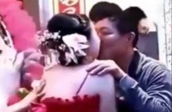 VIDEO: शादी में ससुर ने दुल्हन को जकड़कर किया KISS, फिर मेहमानों ने किया ऐसा