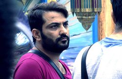 बिग बॉस: मां की मौत के बाद मनु को लौटना पड़ा घर, खूब रोए मनवीर और मोना