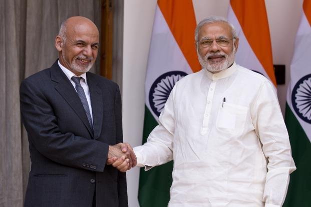 अफगानिस्तान के राष्ट्रपति अशरफ गनी से हाथ मिलाते पीएम मोदी 