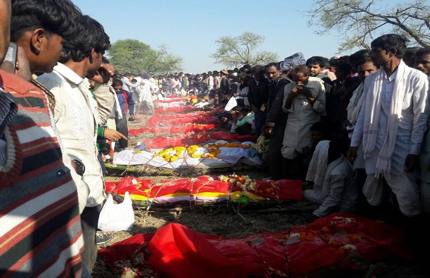 मध्य प्रदेश में सड़के हादसे में एक ही गांव के 15 लोग मारे गए मध्य प्रदेश में सड़के हादसे में एक ही गांव के 15 लोग मारे गए