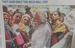 बैंक की लाइन में खड़े बुजुर्ग की यह तस्वीर हुए वायरल, लोग बोले- उन्होंने तो कहा था केवल अमीर रोएंगे